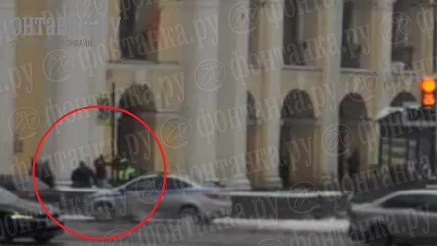 На видео попало, как в Питере стреляют из дробовика в ОМОНовца