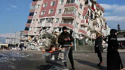 Число погибших от землетрясения в Турции превысило 12 тыс. человек