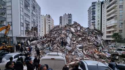 Уже 912 людей погибли в Турции от землетрясения