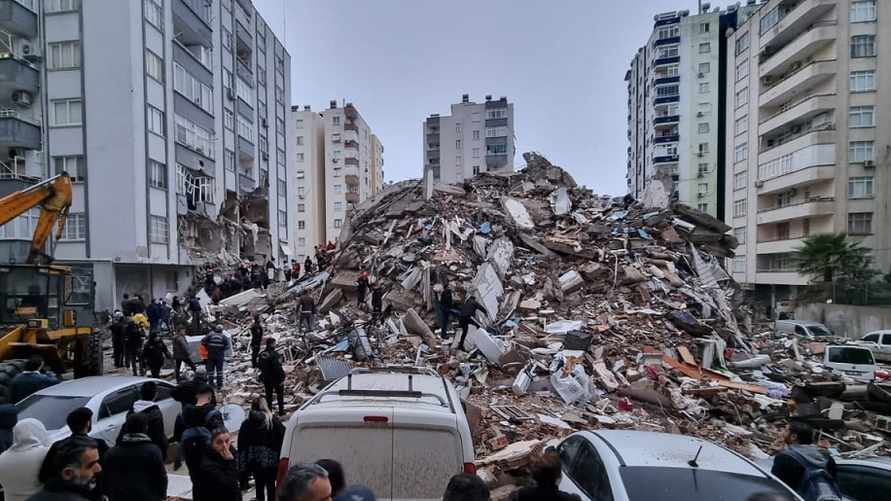 Уже 912 людей погибли в Турции от землетрясения