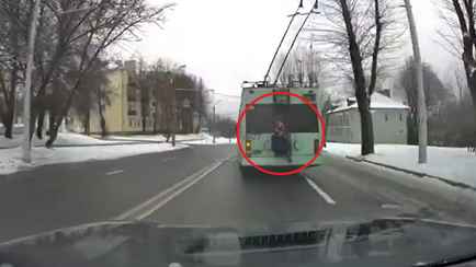 «Зацепер» попытался прокатиться снаружи минского троллейбуса. Чем все закончилось?