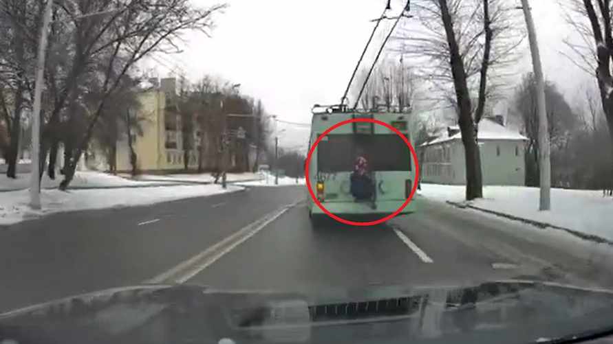 «Зацепер» попытался прокатиться снаружи минского троллейбуса. Чем все закончилось?