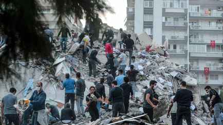 В Турции число погибших от землетрясения выросло до 284