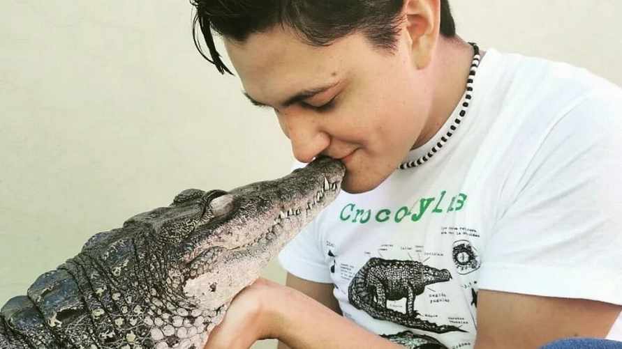 Мексиканец рассказал, зачем каждую ночь спит в кровати с живым крокодилом