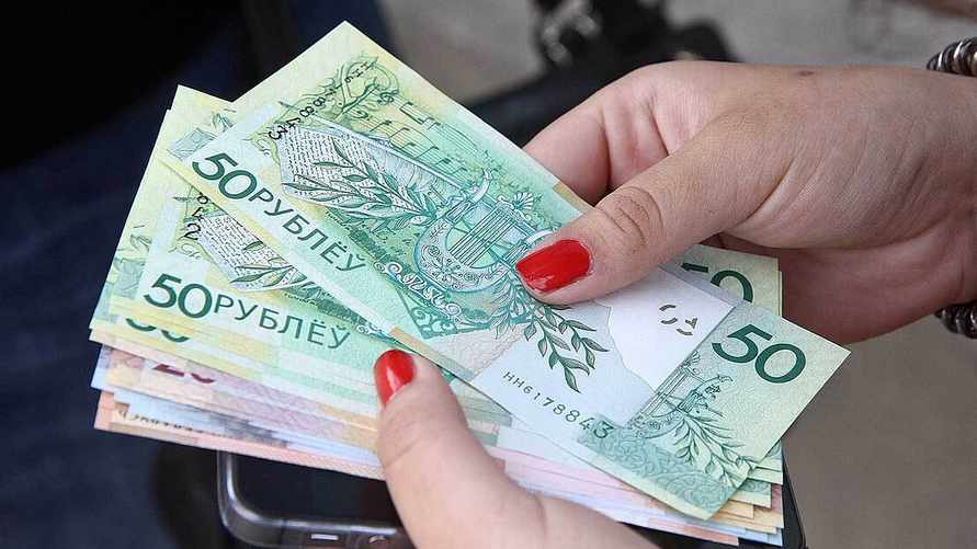 Когда белорусы могут не платить налог с денег, присланных из-за границы? Рассказали в МНС