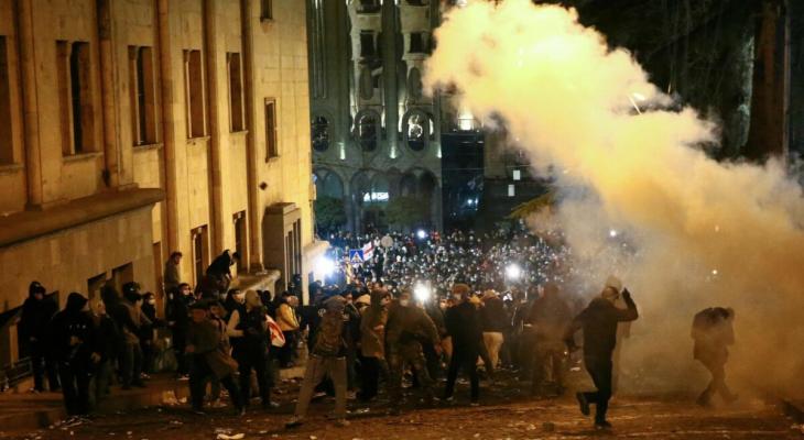 Массовые протесты в Грузии: люди окружили парламент, напали на автобус с силовиками