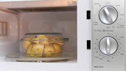 Как сварить картошку в микроволновке, чтобы она не взорвалась? Понадобится вилка