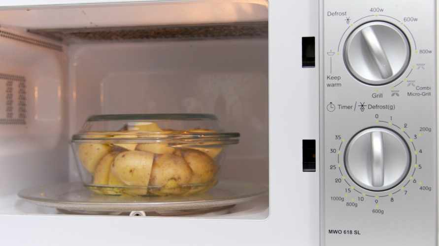 Как сварить картошку в микроволновке, чтобы она не взорвалась? Понадобится вилка