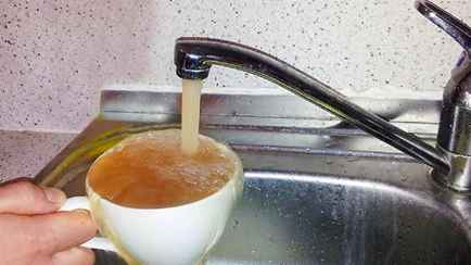 Чиновник рассказал, почему белорусам можно пить ржавую воду из крана. А с запахом?