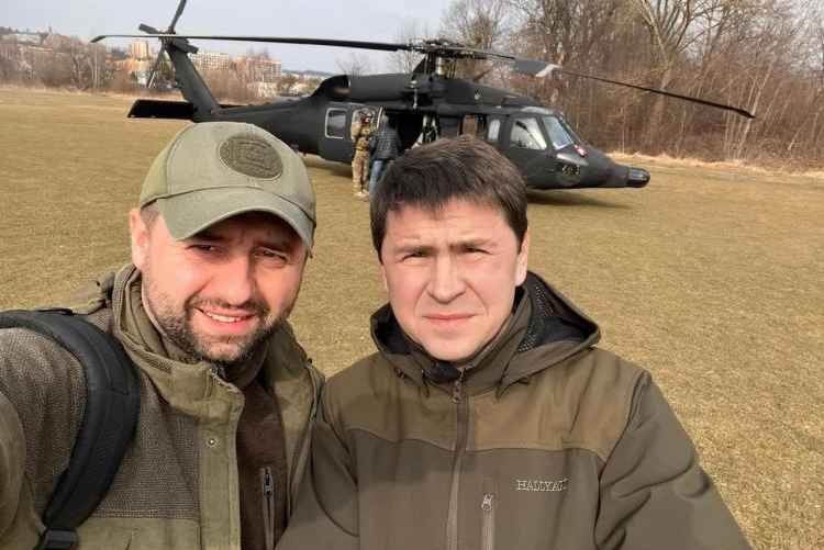 Селфи украинских переговорщиков на фоне польского вертолета и спецназовцев