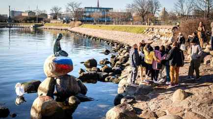 Вандалы нарисовали российский триколор на статуе Русалочки в Копенгагене