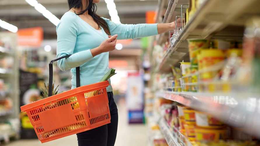 Почему в магазинах надо опускать взгляд? 5 советов экспертов, как белорусам перехитрить торговые сети