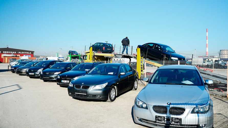 Белорусам усложнили ввоз автомобилей из-за границы. Что известно?