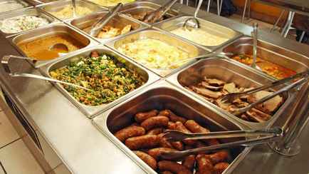 В белорусских школах обычный обед заменят на шведский? Рассказали в БГУТ