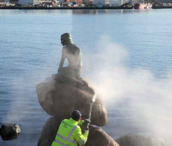 Краска оказалась неустойчивой. Ее быстро смыли.