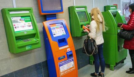 Сразу несколько банков в Беларуси объявили о техработах. Какие карты не будут работать?