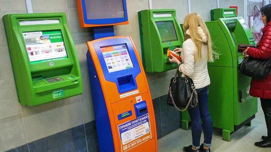 Сразу несколько банков в Беларуси объявили о техработах. Какие карты не будут работать?