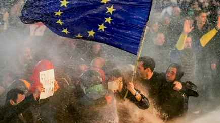 Власти Грузии отозвали законопроект об иноагентах после двух суток массовых протестов