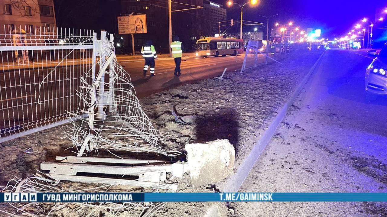 В Минске Subaru сбил 24-летнюю девушку и выехал на встречную полосу