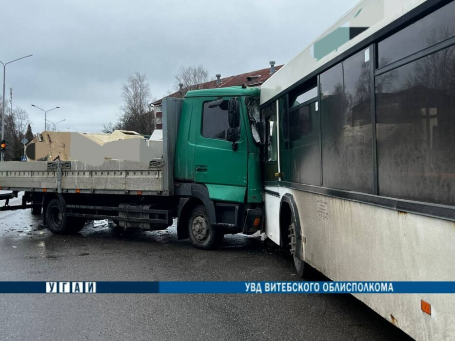 В Новополоцке пассажирский МАЗ столкнулся с грузовиком