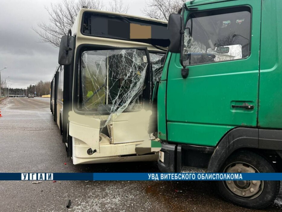 В Новополоцке пассажирский МАЗ столкнулся с грузовиком