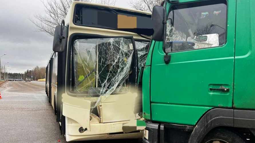 В Новополоцке пассажирский МАЗ столкнулся с грузовиком