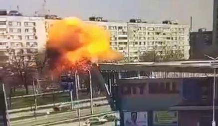 Удар ракеты по жилому дому в Запоржье попал на видео