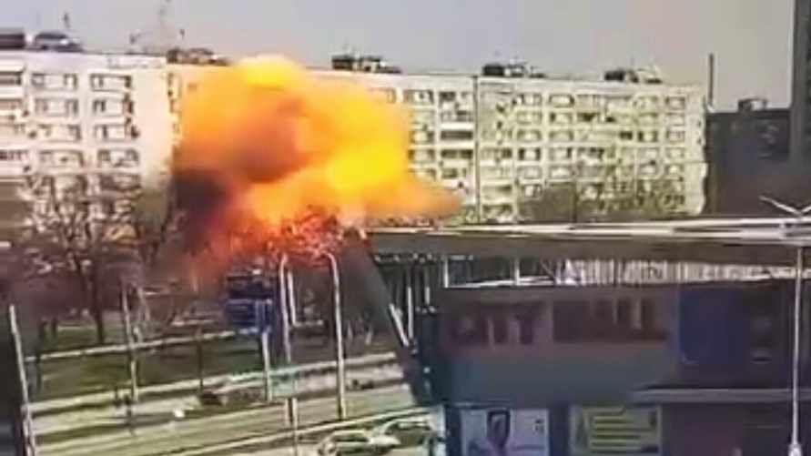 Удар ракеты по жилому дому в Запоржье попал на видео