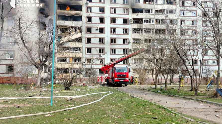 Последствия удара ракеты по жилому дому в Запорожье
