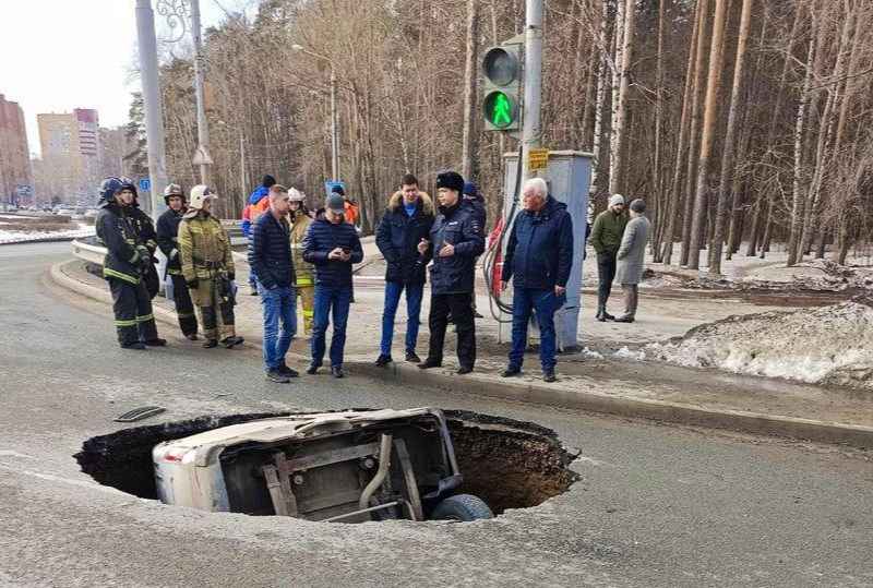 Все ещё жалуетесь на дороги? В России микроавтобус целиком скрылся в "выбоине"