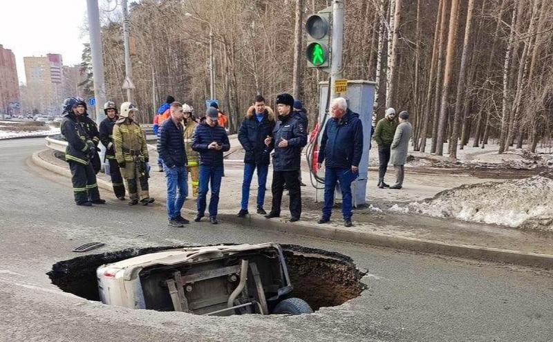 Глубина выбоины оказалась не менее 5 метров. На