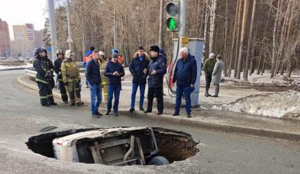 Все ещё жалуетесь на дороги? В России микроавтобус целиком скрылся в «выбоине»