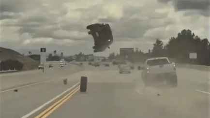 Машина на трассе взлетела в воздух. Что произошло?