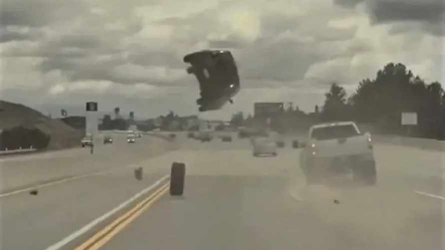 Машина на трассе взлетела в воздух. Что произошло?