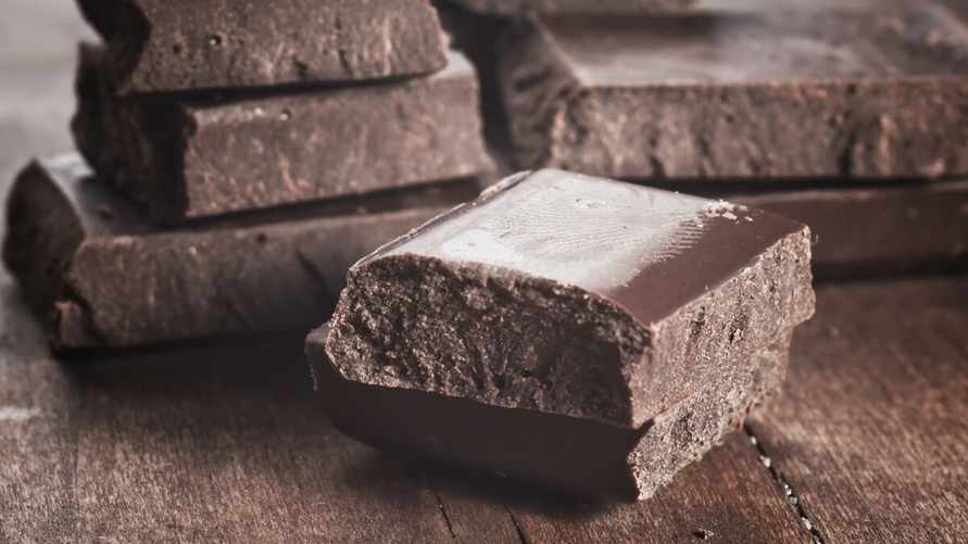 Можно ли есть шоколад с белым налетом? А с серым? Разобрались откуда берётся на белорусских шоколадках