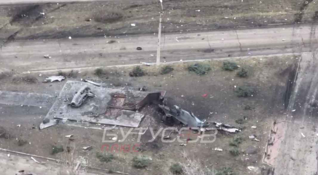 В Бахмуте подорвали самолет-памятник МиГ-17