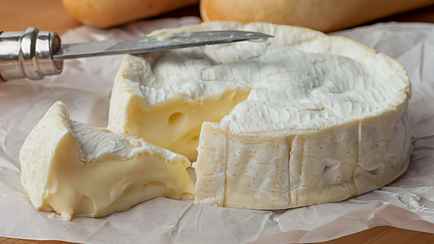 В МАРТ рассказали, почему в магазинах не появился белорусский камамбер с белой плесенью