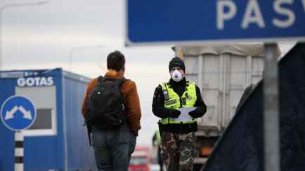 Литовские пограничники рассказали, почему так медленно проверяют машины на границе с Беларусью