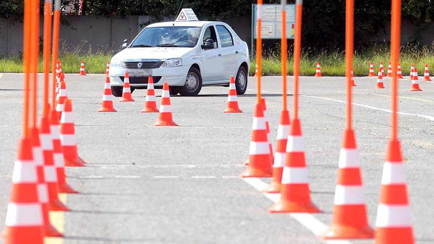 Кто из белорусов может сдать на права категории "B" без обучения в автошколе?