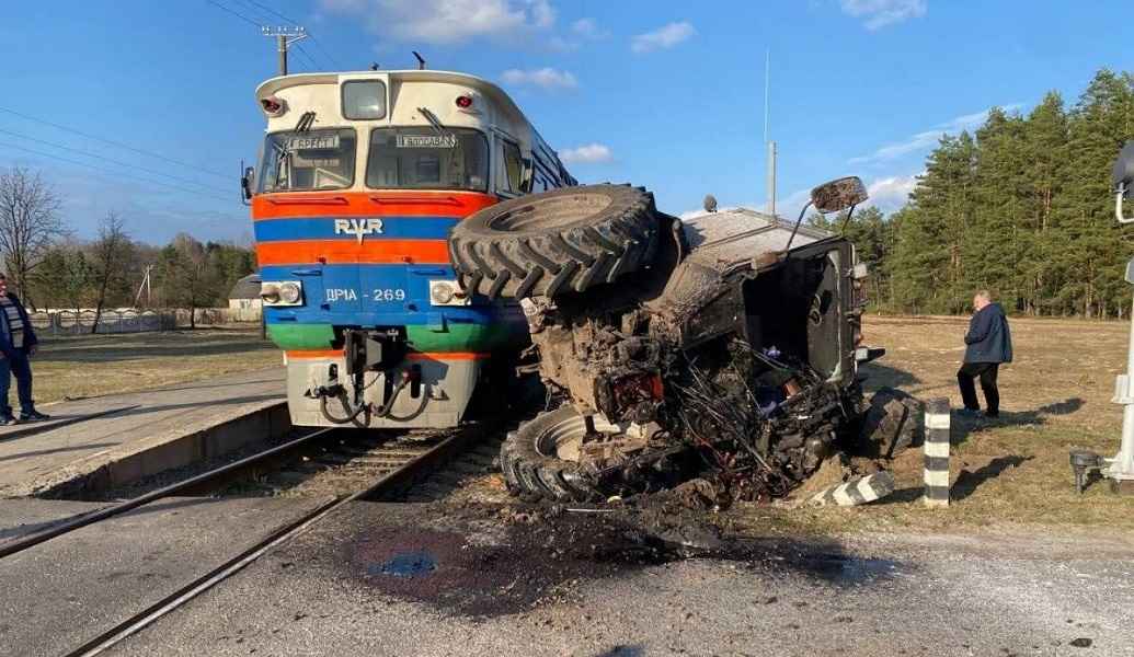 Под Брестом пассажирский поезд протаранил трактор