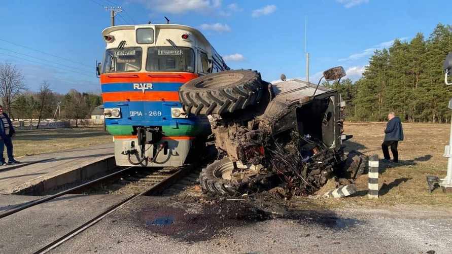 Под Брестом пассажирский поезд протаранил трактор