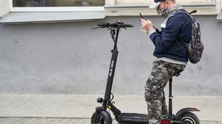 Белоруса оштрафовали за езду без прав на электросамокате. Что происходит?