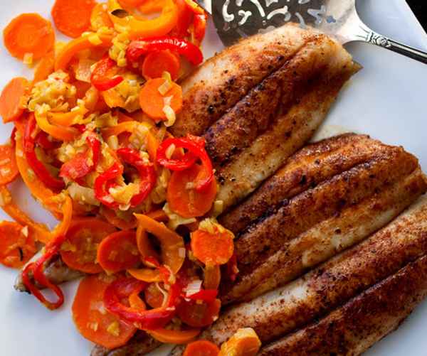 Скумбрию можно сделать "красной рыбой". Просто добавьте паприки и запекайте с морковкой