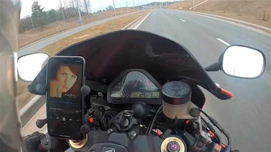 В Гродно мотоциклист показал видео с "плохими водителями". Но зрителей возмутило кое-что другое