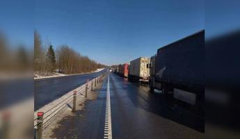 На границе Беларуси с Россией очередь из фур растянулась на километры. Что происходит?