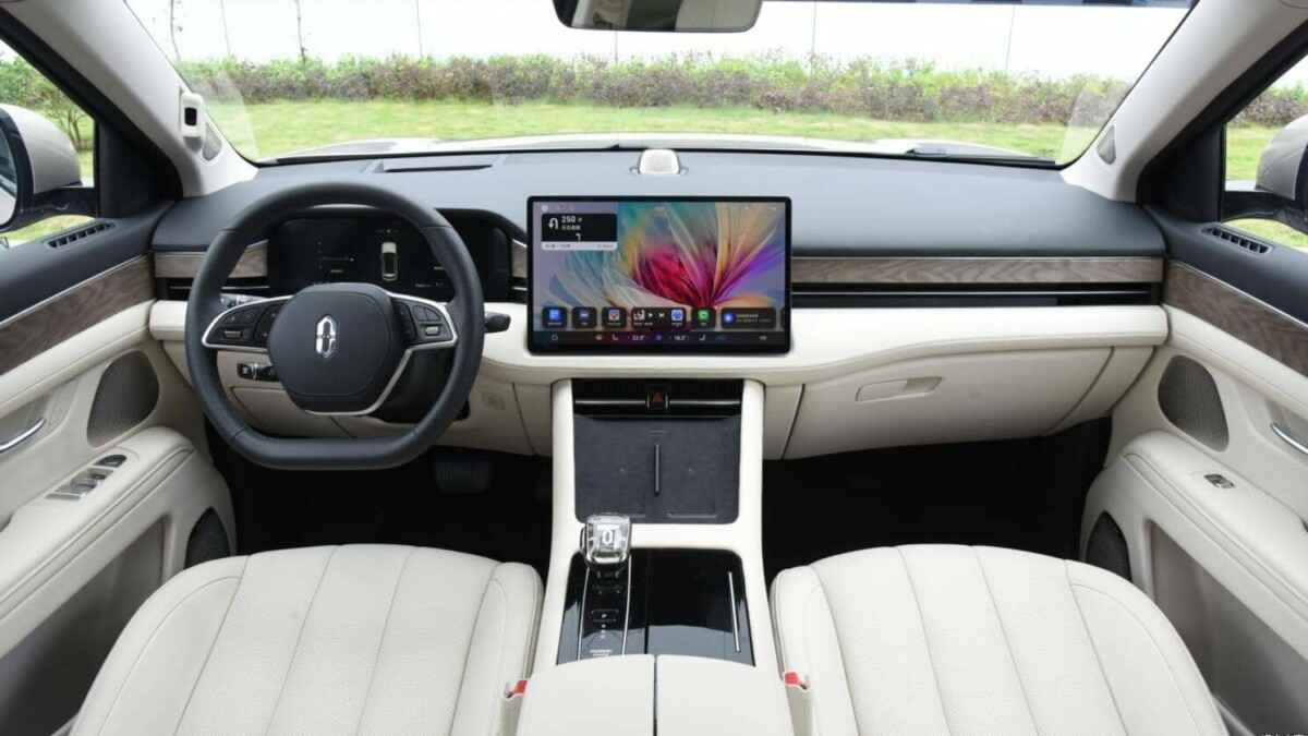 Huawei начала в России продажи кроссовера Aito M7 с "нулевой гравитацией". Могут ли купить белорусы?