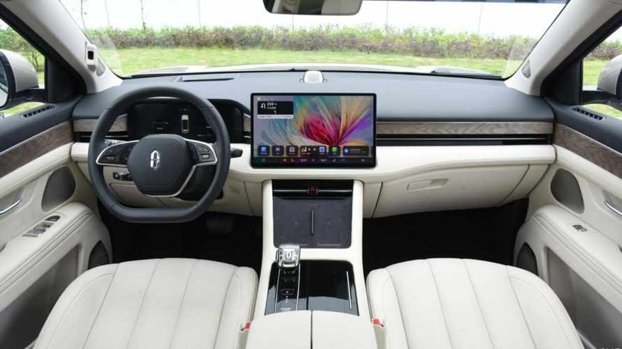 Huawei начала в России продажи кроссовера Aito M7 с "нулевой гравитацией". Могут ли купить белорусы?