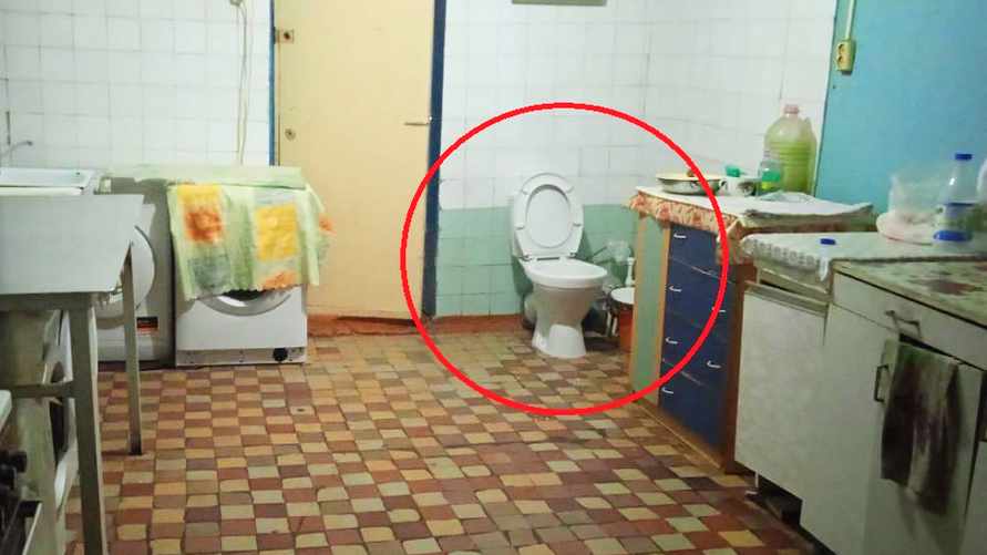 В России начали ставить унитазы на кухнях