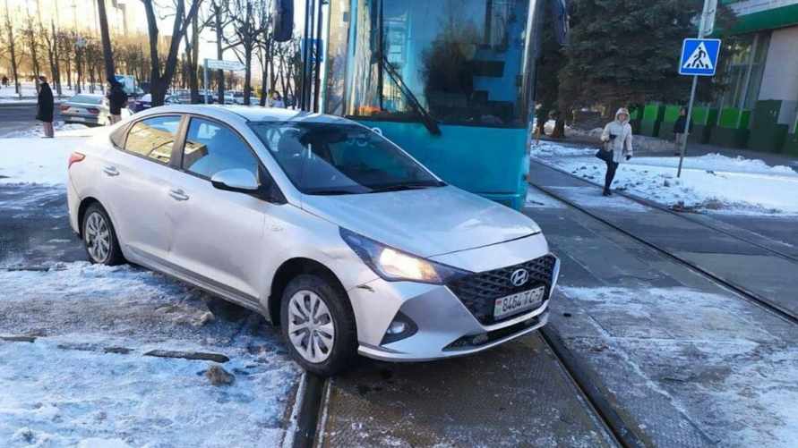 В Минске автомобиль столкнулся с трамваем