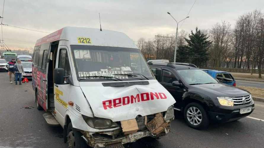 В Минске 4 пассажира маршрутки попали в больницу после столкновения с легковушкой